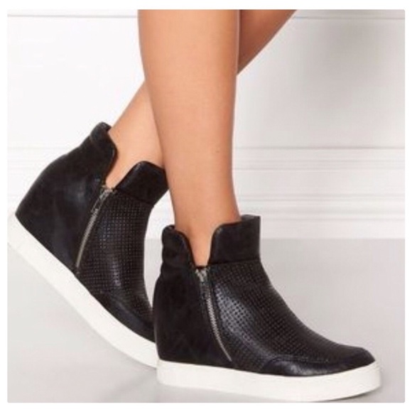 Steve Madden Shoes - 💕Steve Madden Black Hightop Wedges💕